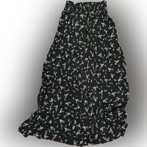 PS Kate
Long black skirt with flower accents
Small